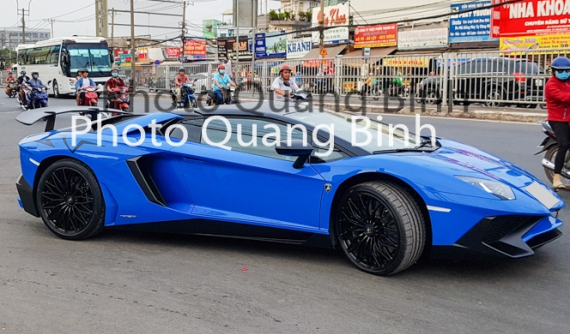 Bất ngờ với của hiếm Lamborghini Aventador SV mui trần lăn bánh tại Sài thành