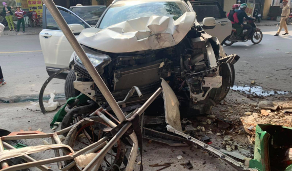 Hải Dương: Honda CR-V mới "cứng" đâm nứt gốc cây sau pha mất lái, bung toàn bộ túi khí