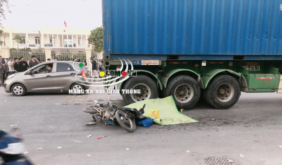 Hà Nội: 2 học sinh tiểu học tử vong thương tâm dưới bánh xe container trên đường về nhà