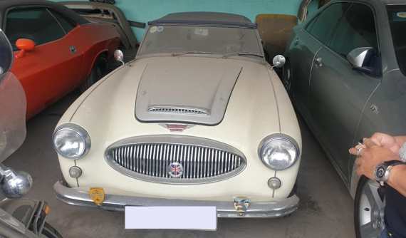 Xế cổ Austin-Healey 3000 MK II phủ bụi tại garage ở Sài thành khiến bao người xót
