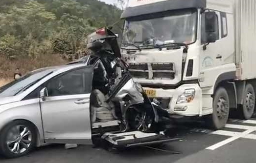 Ô tô dừng xe trên cao tốc bị xe tải tông từ phía sau, 5 người tử vong