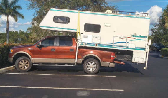 Chiếc bán tải Ford F-150 suýt gẫy làm đôi này là minh chứng không bao giờ nên chở quá tải trọng