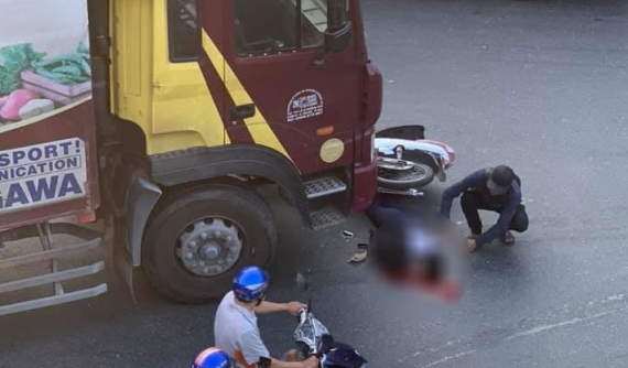 Bình Dương: Va chạm với xe thư báo tại gầm cầu vượt Sóng Thần, nữ sinh đi xe máy tử vong