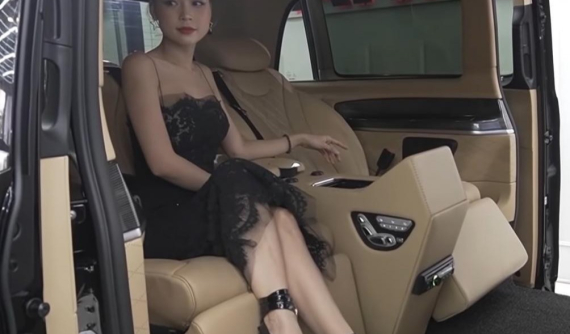 Hot girl Sam mang Mercedes-Benz V250 Luxury mới tậu đi độ theo phong cách Rolls-Royce