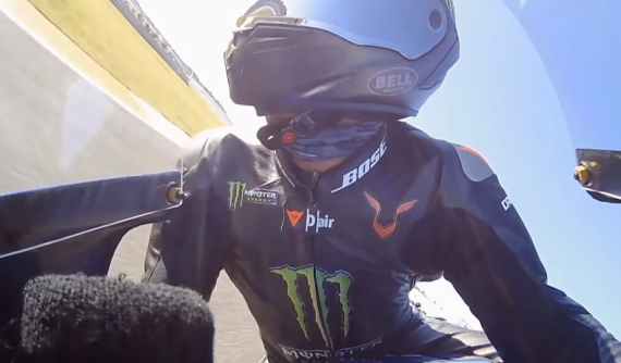 Nhà vô địch F1 Lewis Hamilton lần đầu chạy thử siêu mô tô Yamaha M1 MotoGP của Valentino Rossi