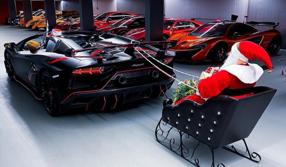 Xe tuần lộc xưa rồi, nay ông già Noel phải cưỡi Lamborghini Aventador SVJ mui trần đi phát quà