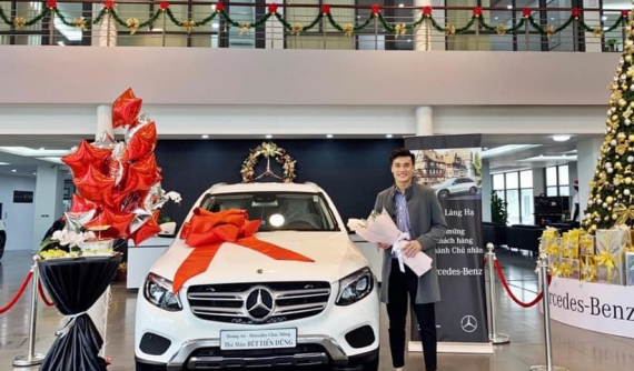 Thủ môn Bùi Tiến Dũng nhận chiếc Mercedes-Benz GLC được tặng vào đúng ngày Giáng sinh