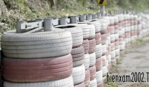 Vỉa ta-luy bảo vệ được thí điểm trên quốc lộ 6, sử dụng lốp xe cũ