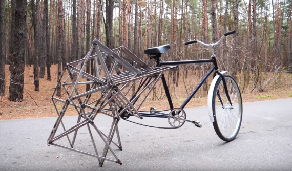 Chiếc xe đạp này "biết đi bộ" thay vì lăn bánh theo lẽ thường