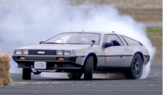Chứng kiến chiếc DeLorean DMC-12 biết "tự động drift" như một siêu sao