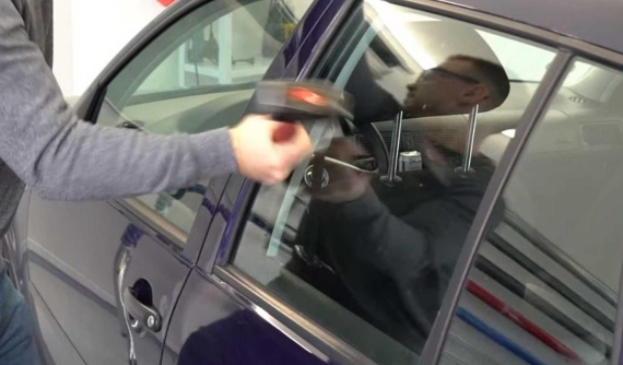 Đây là minh chứng cho thấy kính cửa sổ Tesla Cybertruck quá yếu so với kính loại thường