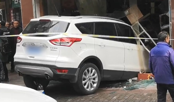 Nữ tài xế lái Ford Kuga lao vào một tiệm tạp hoá, nhiều người đang đánh bài bỏ chạy