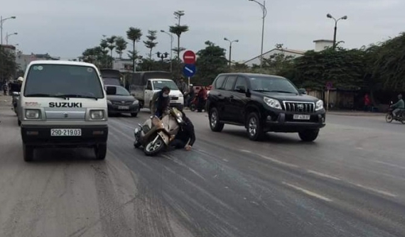 Hà Nội: Container chở mỡ lợn "trải thảm" trên đường, hàng chục người điều khiển xe máy ngã đau đớn