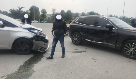 Hà Nội: Xe Kia và Volvo hư hỏng nặng sau va chạm giao thông giữa ngã tư