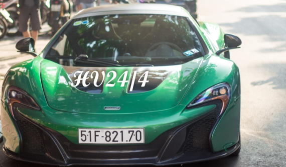 Chồng Diệp Lâm Anh khoác áo xanh "tắc kè" cho siêu xe McLaren 650S Spider độ nắp capô McLaren P1