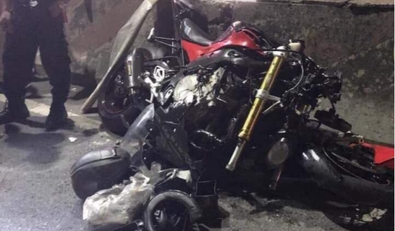 BMW S1000RR tan nát sau khi đâm vào xe container, biker 37 tuổi tử nạn tại chỗ