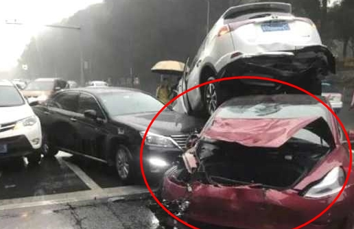 Tài xế đạp nhầm chân ga xe điện Tesla gây tai nạn liên hoàn cho 4 ô tô khác