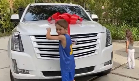 Ngôi sao hành động "The Rock" Dwayne Johnson mua "khủng long" Cadillac Escalade tặng chị dâu