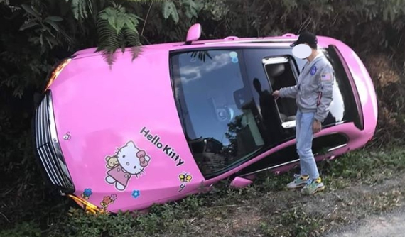 Lâm Đồng: Du xuân đầu năm mới, Mercedes-Benz C200 "Hello Kitty" lao xuống rãnh bên đường đèo