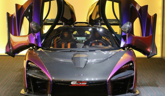 Đại lý bán Pagani Huayra cho Minh "Nhựa" chào khách siêu phẩm McLaren Senna có bộ áo "tắc kè"