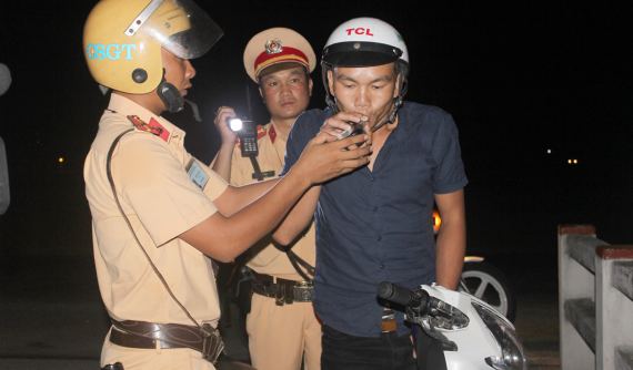 Ăn 3 quả vải, uống 10ml sirô ho cũng có thể bị phạt vi phạm nồng độ cồn