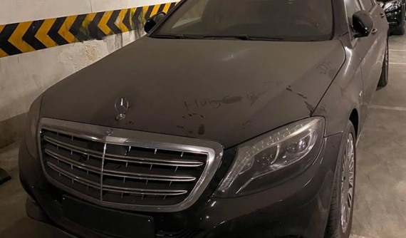 Hà Nội: Mercedes-Maybach S600 hơn 12 tỷ đồng "làm bạn" với bụi tại hầm đỗ xe