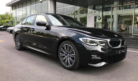 BMW tiếp tục chơi lớn, không chỉ giảm tới 300 triệu đồng cho loạt xe cũ mà cả xe mới cũng được ưu đãi