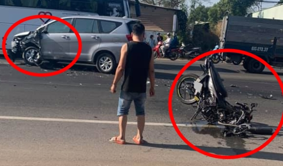 Bình Dương: Nam thanh niên chạy Suzuki Raider 150 tông vào Toyota Innova, một người nguy kịch