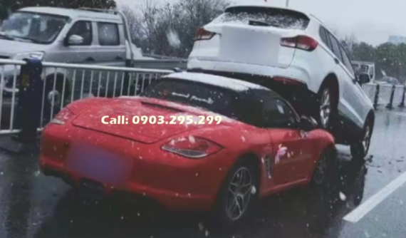 Xe cưới Porsche mui trần chở cô dâu gặp nạn dưới trời tuyết rơi dày đặc