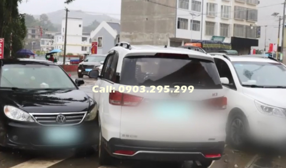Nữ tài xế đạp nhầm chân ga ô tô mới mua gây tai nạn liên hoàn cho 7 xe khác