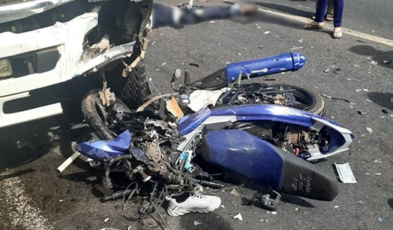 Bình Phước: Xe máy Yamaha Exciter chạy lấn làn, tông ô tô tải, nam thanh niên tử vong