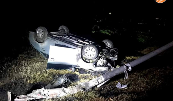 Đồng Nai: Toyota Vios tông gãy cột đèn rồi lật ngửa, nữ tài xế bị thương