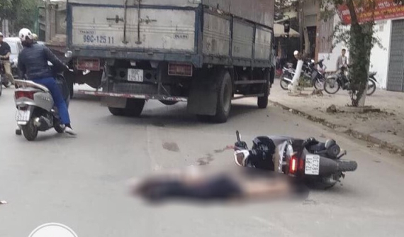 Video: Người phụ nữ đi xe máy ngã xuống đường, bị ô tô tải cán tử vong tại Lạng Sơn