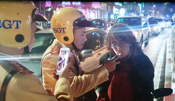 Hà Nội: "Tây" lái xe không đội mũ, bị lực lượng CSGT xử phạt hành chính, kiểm tra nồng độ cồn