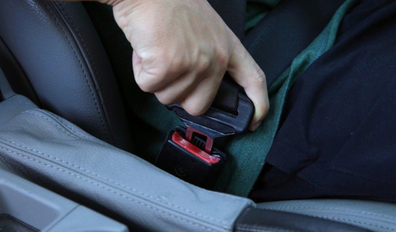 Ngồi ghế sau ô tô không thắt dây an toàn sẽ bị phạt tới 500 nghìn đồng