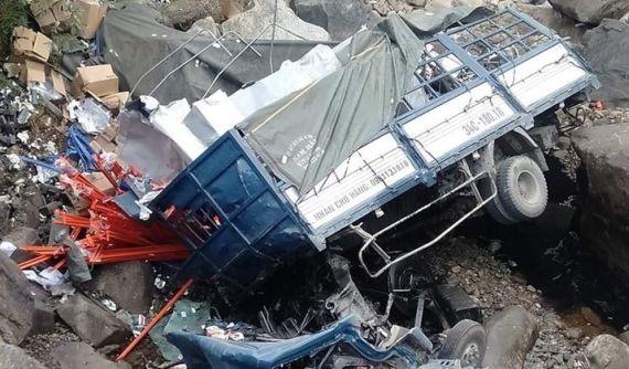 Lai Châu: Ô tô tải lao xuống suối cạn, 3 người đàn ông tử vong