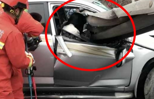 Lan can đâm xuyên qua cửa kính khoang lái ô tô, hai người phụ nữ thoát chết thần kỳ