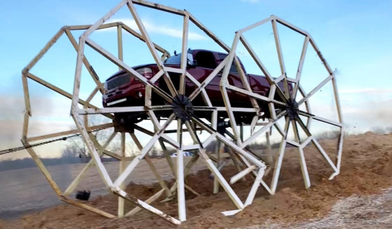 Hết hồn cảnh tượng chiếc bán tải chạy bằng bánh xe gỗ cao hơn 6 mét rồi đổ sụp