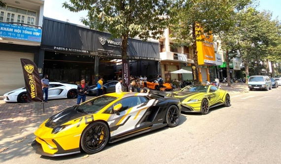 Video: Dàn siêu xe nẹt pô inh ỏi tại một garage ở quận 2