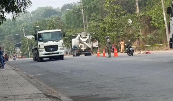 Bình Dương: Xe máy bị xe bồn tông văng lên vỉa hè, 3 mẹ con thương vong