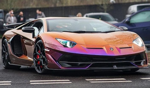 Màu sơn hơn 1,5 tỷ đồng của chiếc Lamborghini Aventador SVJ này là lựa chọn hoàn hảo giữa cam và tím