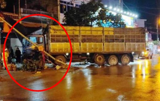 Lạng Sơn: Xe tải mất lái lao vào quán ốc bên đường