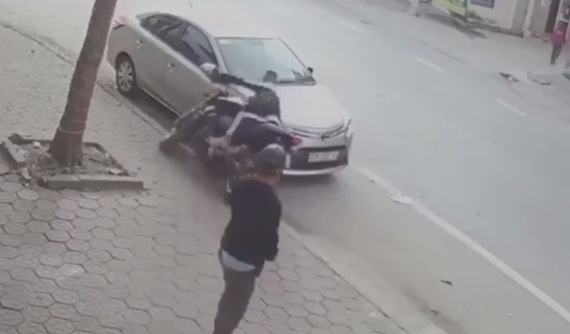 Nam thanh niên chân ngắn đi mô tô phân khối lớn và cái kết "đắng"