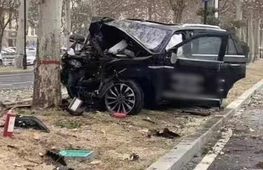 Người đàn ông lái thử xe Lincoln đâm vào cây, 1 người chết và 4 người bị thương