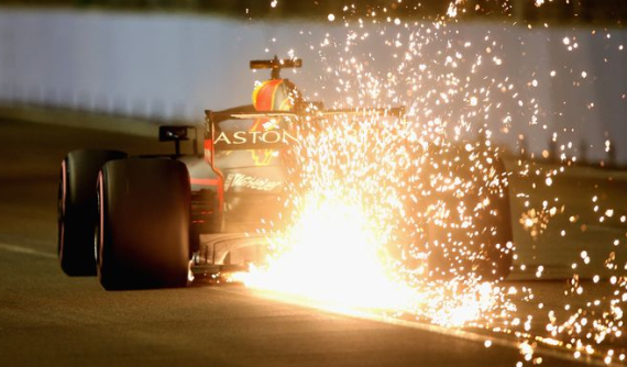 Đây là lý do tại sao xe đua Công thức 1 thường "đánh lửa" phía sau