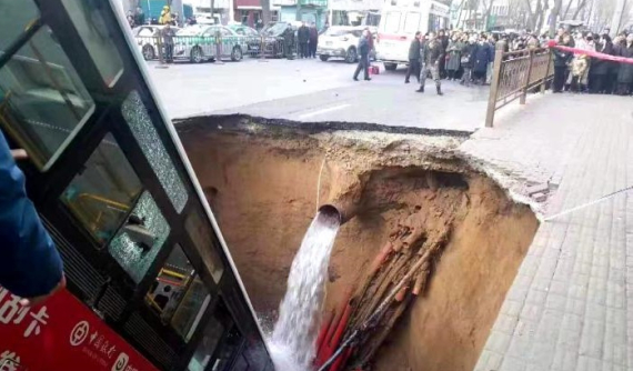 Video: Xe buýt phát nổ sau khi bị "hố tử thần" nuốt chửng khiến 6 người tử vong