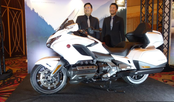 Honda tung ra phiên bản 2020 cho "chuyên cơ mặt đất" Gold Wing GL1800 với màu trắng ngọc tuyệt đẹp