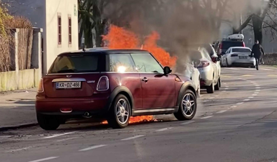 Lạ lùng cảnh tượng chiếc xe bốc cháy tự lăn bánh về phía trước như có "ma nhập"