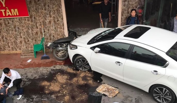 Hà Nội: Tài xế nghi say rượu, mất lái đâm người điều khiển xe máy nhập viện