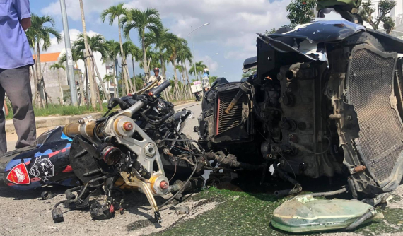 Quảng Ngãi: Mô tô phân khối lớn trị giá hơn nửa tỷ "tan hoang" sau cú đâm vào ô tô